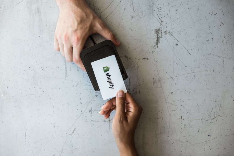 【最新】Shopify制作の費用は？個人と企業を比較！